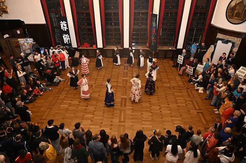 Die Kroatische Kulturgemeinschaft Bremen tanzt in der Festhalle. 