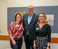 Bürgermeister Bovenschulte  mit den Mitarbeiterinnen des Haus der Familie in Kattenturm, Hanneke Ruesnik und Nina Schwarz (li.).