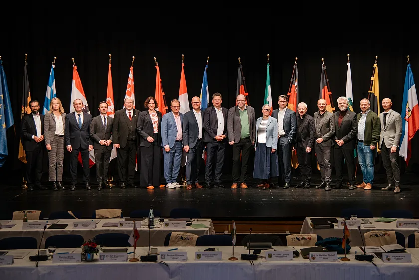 Die Teilnehmerinnen und Teilnehmer der Energieministerkonferenz folgten einstimmig dem Antrag der Senatorin für Umwelt, Klima und Wissenschaft, Kathrin Moosdorf (6. v. l.) zur Vereinfachung von Erneuerbare-Energie-Gemeinschaften in Gewerbegebieten und fordern den Bund zur Umsetzung maßgeblicher rechtlicher Erleichterungen auf. 