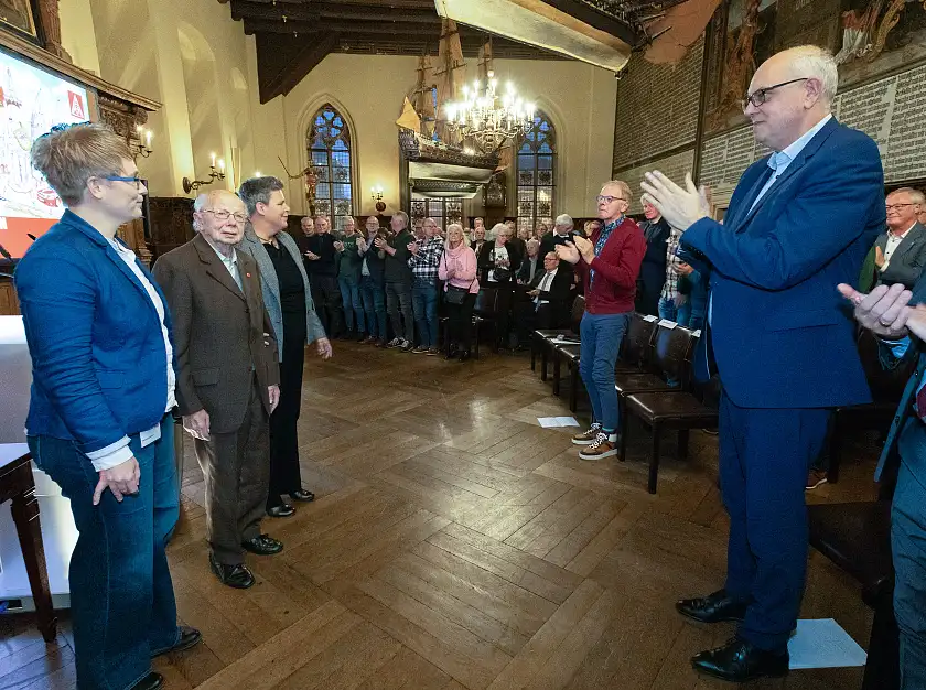 Ehrung für 70 Jahre Mitgliedschaft: Bürgermeister Andreas Bovenschulte (re.) gratuliert Heinrich Bruns. Daneben die Geschäftsführerinnen der IG Metall, Dr. Ute Buggeln und Stefanie Gebhardt (li.).