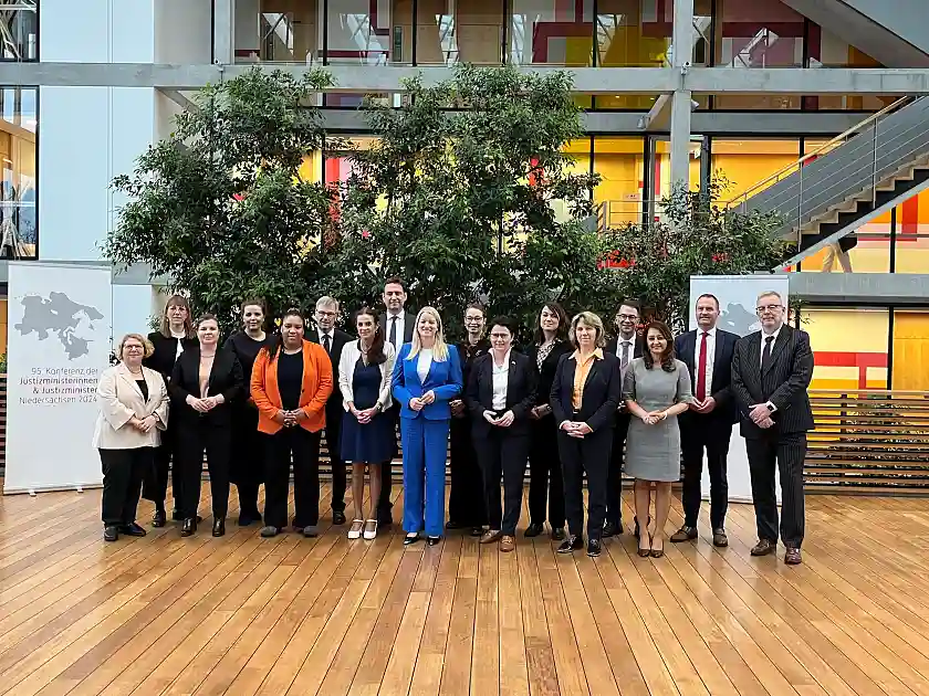 Die Justizministerinnen und Justizminister sowie Justizstaatssekretärinnen und Justizstaatssekretäre von Bund und Ländern in der Landesvertretung Niedersachsen in Berlin. 