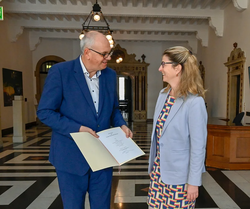 Der Senat hat Inga Köstner für weitere 10 Jahre zur Ortsamtsleiterin in Horn-Lehe ernannt: Bürgermeister Andreas Bovenschulte übergibt ihr die Ernennungsurkunde. 