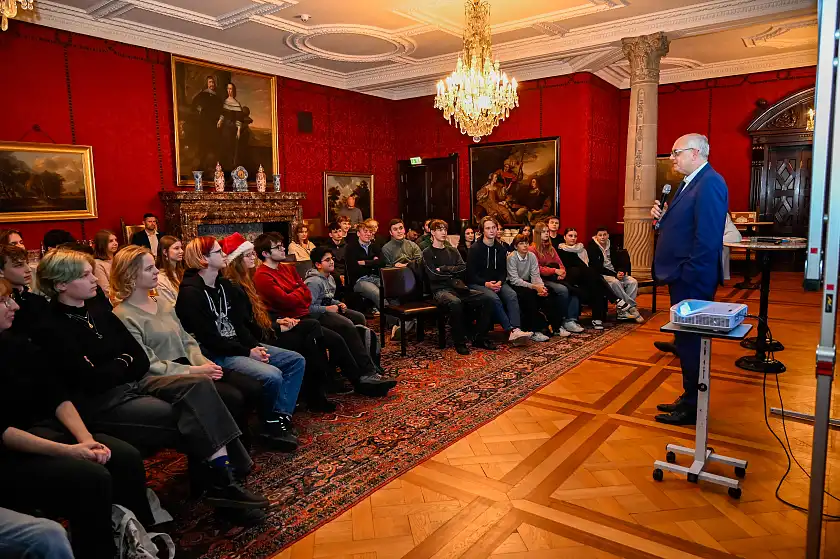 Bürgermeister Andreas Bovenschulte begrüßt die Jugendlichen der Jugendbeiräte und -foren im Rathaus: Foto: Senatspressestelle