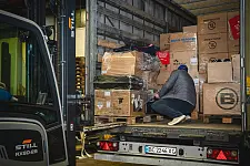 Hilfspakete werden für den Transport nach Odessa verladen und gesichert.