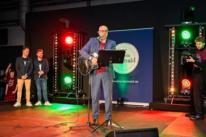 Mit Jingle Bells, Oh Tannenbaum und Leise rieselt der Schnee sorgte Bürgermeister Andreas Bovenschulte bei Dein Festmahl für weihnachtliche Stimmung. 