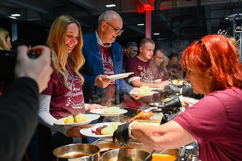 Bürgermeister Andreas Bovenschulte serviert bei Dein Festmahl, einer Veranstaltung für bedürftige Menschen in der Messe Bremen. 