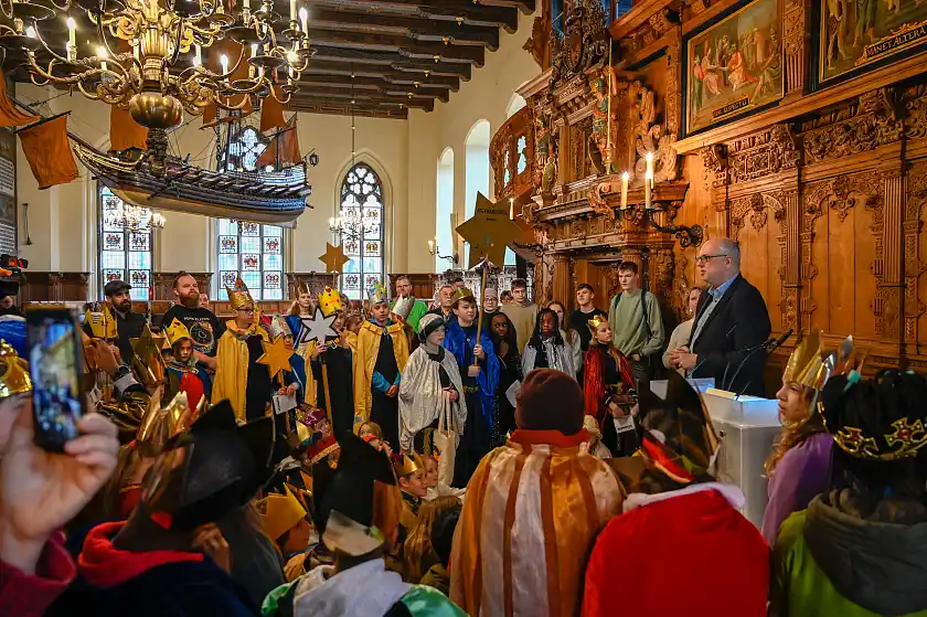 Bürgermeister Andreas Bovenschulte begrüßt die Sternsingerinnen und Sternsinger in der Oberen Rathaushalle. 