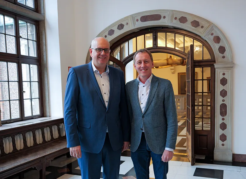 Bürgermeister Andreas Bovenschulte (li.) begrüßt Stadtrat Hauke Hilz zum Antrittsbesuch.