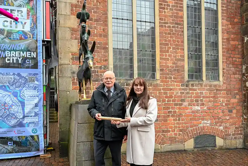 Brandenburgs Innenministerin Katrin Lange überreicht den Staffelstab an Innensenator Ulrich Mäurer. 