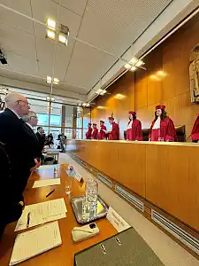 Innensenator Ulrich Mäurer (links) und Rechtsanwalt Prof. Dr. Joachim Wieland (2. von links) während der Urteilsverkündung in Karlsruhe. 