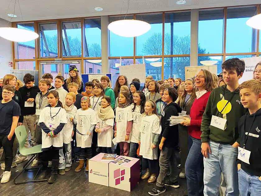 Schülerinnen und Schüler der Gesamtschule Bremen Mitte (GSM), der Oberschule Ohlenhof sowie der Kinderschule Bremen haben Bildungssenatorin Aulepp (rechts) einen Stapel an Briefen mit ihren Ideen und Visionen mitgegeben. 