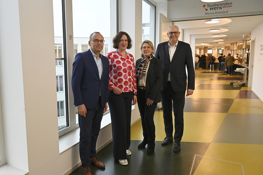 Freuen sich über die Eröffnung der neuen Mensa am Domshof: (von re. nach li.) Bürgermeister Andreas Bovenschulte, Anke Grupe-Markschat (Leiterin Hochschulgastronomie), Senatorin Kathrin Moosdorf und Hauke Kieschnick (Geschäftsführer Studierendenwerk Bremen). 
