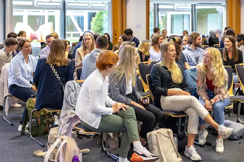 : So sah es im vergangenen Jahr am Landesinstitut für Schule aus, als die neuen Referendarinnen und Referendare zum Ausbildungsstart in Bremen zusammenkamen. 