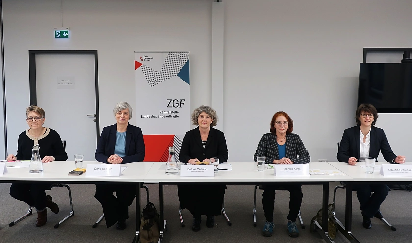 Referentinnen der Tagung (von links): Rosi Leinfelder, Geschäftsführung des Paritätischen Bildungswerkes (PBW), Doris Salziger, Geschäftsführerin von Frauen Arbeits Welten gGmbH (FAW), Bettina Wilhelm, Landesfrauenbeauftragte,  Monica Kotte, Projektleitung der Zentralen Frauenberatungsstelle Zukunft im Beruf (ZIBnet) beim Arbeitsförderungs-Zentrum im Lande Bremen GmbH (afz), Claudia Schlosser, Geschäftsführung Mütterzentrum Osterholz-Tenever e.V.. 