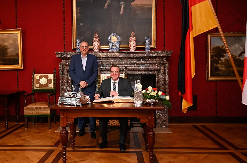 Bundesverteidigungsminister Boris Pistorius trägt sich in das Goldene Buch ein. 