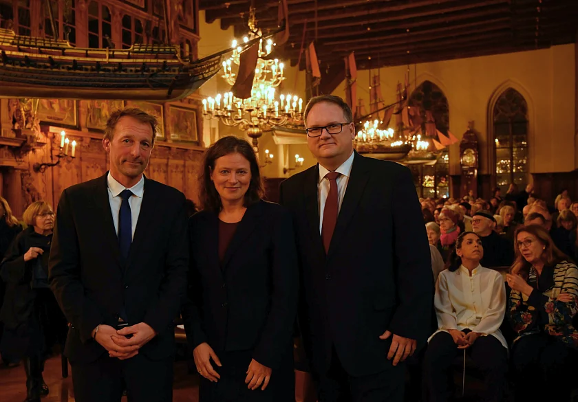 Tag des Gedenkens 2025: Bürgermeister Björn Fecker, Andrea Löw (Zentrum für Holocaust-Studien am Institut für Zeitgeschichte) und  Dr. Thomas Köcher, Leiter der Landeszentrale für politische Bildung. 