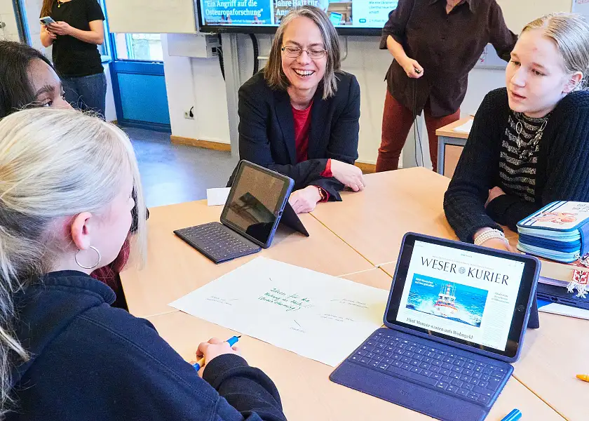 Schülerinnen der Gesamtschule West zeigen Senatorin Aulepp, wie sie mit der neuen Weser-Kurier-App im Unterricht arbeiten. Sie haben nun Zugang zu einem Archiv, das bis 1945 zurückreicht.