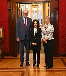 Bürgermeister Andreas Bovenschulte, Generalkonsulin Rosa Olinda Vásquez Orozco und Honorarkonsulin Birgit Severin de Salinas. (v.l.n.r.). 