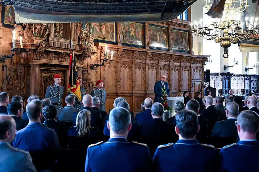 Bürgermeister Andreas Bovenschulte begrüßt die Gäste des Neujahrsempfangs der Bundeswehr.