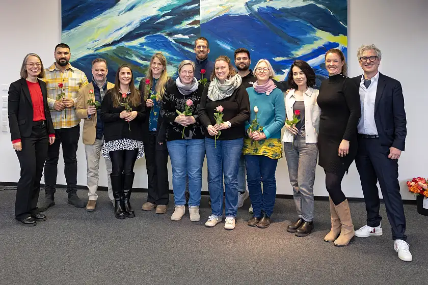 Senatorin Aulepp (li.) beglückwünscht die Quereinsteigerinnen und Quereinsteiger , die am Landesinstitut für Schule bei Knut Walther (rechts) und Julia Röhl (zweite von rechts) das Back-to-school-Programm durchlaufen haben. Das Foto zeigt nur einen Teil der Absolventen. Insgesamt starten in Kürze 73 neue Lehrkräfte mit vollem Deputat an Bremer Schulen. Vor der Ausbildung haben sie unter anderem als Geologen, Designer oder Musiker gearbeitet. Foto: Alexandra Brietzke /LIS