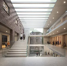 Das neue Saalfoyer erweitert die Foyerebene im Erdgeschoss und verbindet den großen Saal mit dem Musikerlebnisraum über zwei Ebenen. Bild: JSWD Architekten GmbH & Co. KG, Köln, DE mit GINA Barcelona Architects A.I.E. (W.I.V.), Barcelona, ES
