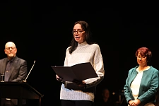 Staatsrätin Carmen Emigholz verliest die Urkunde zur posthumen Verleihung der Ehrenmitgliedschaft an Michael Börgerding; im Hintergrund: Anke Saebetzki (Finanzressort) und Staatsrat Kai Stührenberg (Wirtschaftsressort) als Mitglieder des Aufsichtsrates.