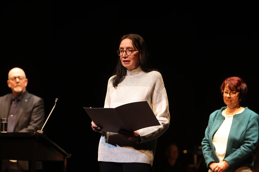 Staatsrätin Carmen Emigholz verliest die Urkunde zur posthumen Verleihung der Ehrenmitgliedschaft an Michael Börgerding; im Hintergrund: Anke Saebetzki (Finanzressort) und Staatsrat Kai Stührenberg (Wirtschaftsressort) als Mitglieder des Aufsichtsrates.