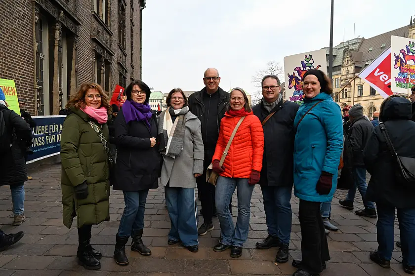 v.l.n.r.: Staatsrätin Karin Treu, Senatorin Claudia Bernhard, Senatorin Kristina Vogt, Bürgermeister Andreas Bovenschulte, Senatorin Sascha Aulepp, Senator Björn Fecker, Senatorin Kathrin Moosdorf.