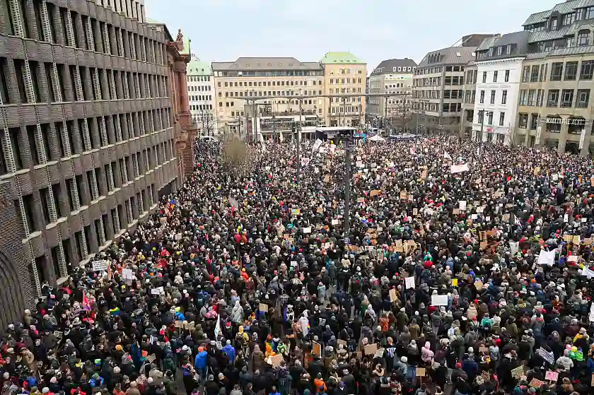 Rund 35.000 Menschen demonstrieren auf dem Domshof in Bremen für die Demokratie. 