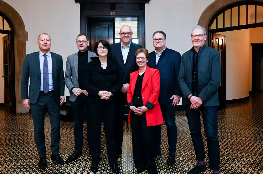 Senatskommission Sozialleistungen hat unter dem Vorsitz von Bürgermeister Andreas Bovenschulte (4. von li.) ihre Arbeit aufgenommen. Stellvertretende Vorsitzende ist die Senatorin für Arbeit, Soziales, Jugend und Integration, Claudia Schilling (5. von li.). Weitere Mitglieder: die Senatorin für Bau, Mobilität und Stadtentwicklung, Özlem Ünsal, hier vertreten durch Staatsrat Ralph Baumheier (re.), die Senatorin für Gesundheit, Frauen und Verbraucherschutz, Claudia Bernhard (3. von li.) und der Senator für Finanzen, Björn Fecker (2. von re.). Für den Magistrat Bremerhaven nahmen teil Stadtrat Martin Günthner (2. von li.) und Magistratsdirektor Claus Polansky (li.). Foto: Senatspressestelle