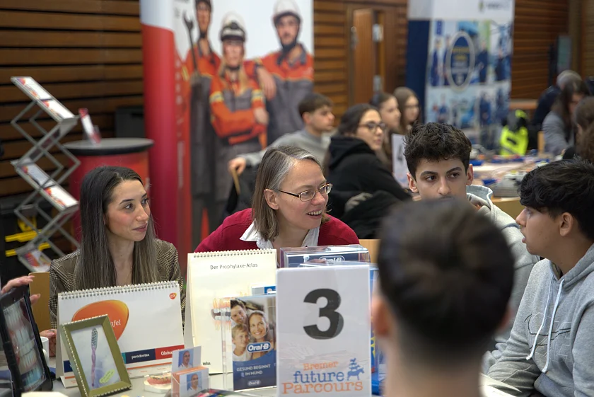 Beim futureParcours tauschte sich Bildungssenatorin Sascha Karolin Aulepp mit Schülerinnen und Schülern über ihre beruflichen Perspektiven aus. 