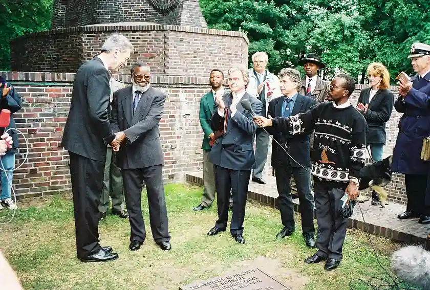 Der damalige Bürgermeister Henning Scherf (re.) weihte gemeinsam mit Sam Nujoma (2. von li.) am zum Anti-Kolonialdenkmal umgewidmeten Elefanten eine Gedenktafel für die Opfer der deutschen Kolonialherrschaft in Namibia ein. 