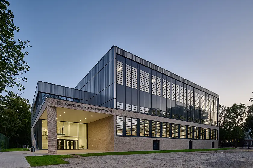 Die doppelstöckige Sporthalle bietet auf 6.600 Quadratmetern Platz für sechs Sportfelder und setzt neue Maßstäbe für eine mögliche Eliteschule des Sports – barrierefrei und im Passivhausstandard mit Photovoltaikanlage.