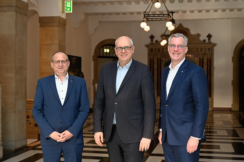 Tauschten sich über Fragen der Stahlpolitik aus (von links): Thomas Bünger (Geschäftsführer bei Arcelor Mittal Bremen), Bürgermeister Andreas Bovenschulte, Gunnar Groebler, Präsident der Wirtschaftsvereinigung Stahl. Foto: Senatspressestelle