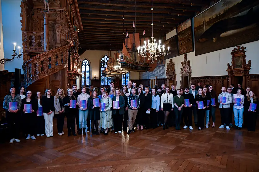 Auszubildende, die mit Erasmus+ im Ausland waren, haben ihre Zertifikate im Rathaus von Bürgermeister Andreas Bovenschulte (Mitte) überreicht bekommen.