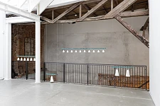 Dorsa Eidizadeh: Fair is foul and foul is Fair, Hover through the fog and filthy air, 2024, Installation: Porzellan, Metall, Audio, printed Booklet; © Foto: Jens Weyers