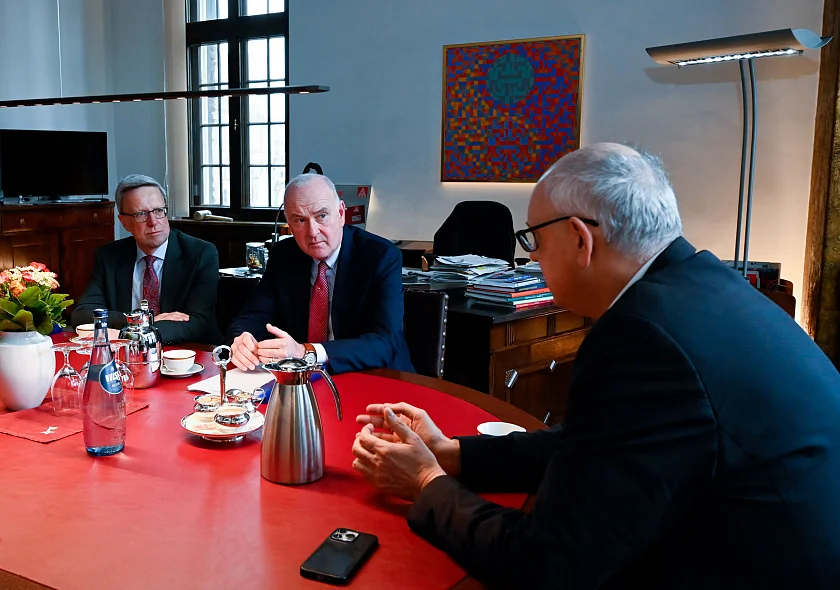 Im Gespräch: Bürgermeister Andreas Bovenschulte (re.) empfängt den neuen Präses der Handelskammer Bremen – IHK für Bremen und Bremerhaven, André Grobien (Mi.), zu seinem Antrittsbesuch im Rathaus. Begleitet wurde er von Hauptgeschäftsführer Matthias Fonger. 
