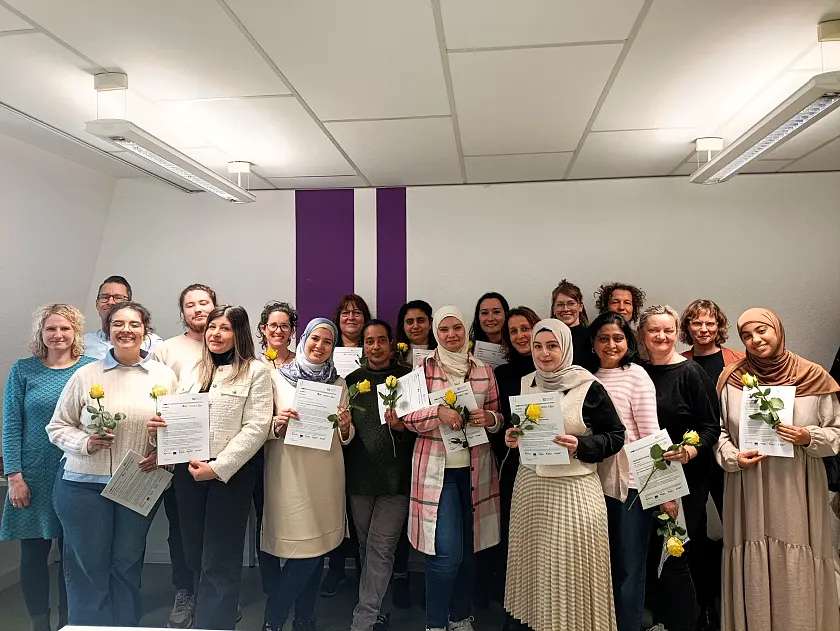 Glückliche Gesichter bei der IQsA-Abschlussfeier. 17 Teilnehmerinnen haben die Qualifizierungsmaßnahme beim Paritätischen Bildungswerk bestanden und können als Gruppenleitung in Kitas arbeiten. 
