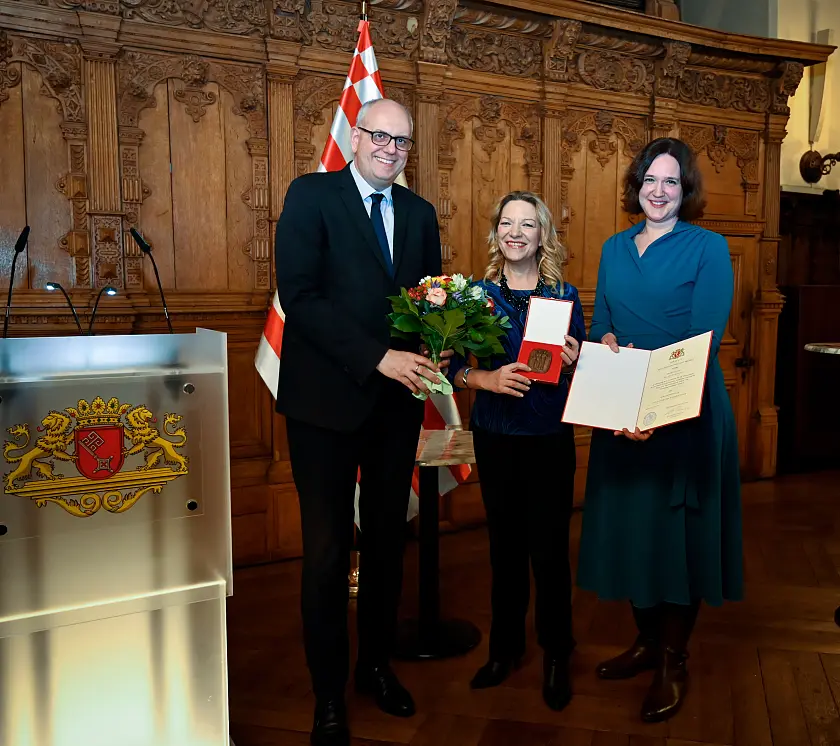 Für ihre Verdienste um die Wissenschaft, das AWI und den Wissenschaftsstandort Bremen ist Prof. Antje Boetius die Bremische Senatsmedaille für Kunst und Wissenschaft verliehen worden. Bürgermeister Dr. Andreas Bovenschulte und die Senatorin für Umwelt, Klima und Wissenschaft, Kathrin Moosdorf, überreichten ihr in einem Festakt in der Oberen Rathaushalle Urkunde und Medaille. Foto: Senatspressestelle