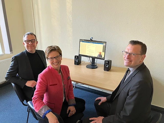 Starteten die Rechtsantragsstelle in Bremerhaven (von links): Prof. Dr. Jörg Schnitzler (Direktor des Sozialgerichts), Justizsenatorin Dr. Claudia Schilling und Oliver Sanner, Präsident des Landesarbeitsgerichts. 