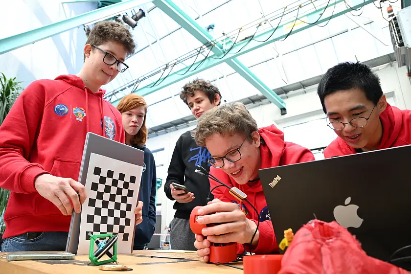 Die Teams müssen auch eine Projekt- und Finanzplanung vorlegen und regelmäßige Berichte erstellen und ihre Ergebnisse präsentieren. 