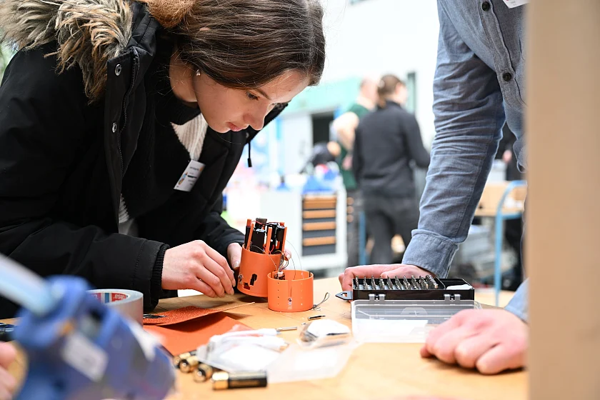 Es wird geschraubt, gelötet und getüftelt. Mit dem fertigen Dosensatelliten werden u.a. wichtige Umweltparameter gemessen. 