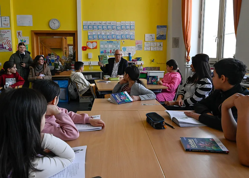 Bürgermeister Andreas Bovenschulte mit neuem Lesestoff für die 4c: das Buch Esel, Hund, Katze, Hahn –  Geschichten, Gedichte und Lieder von den Bremer Stadtmusikanten. 