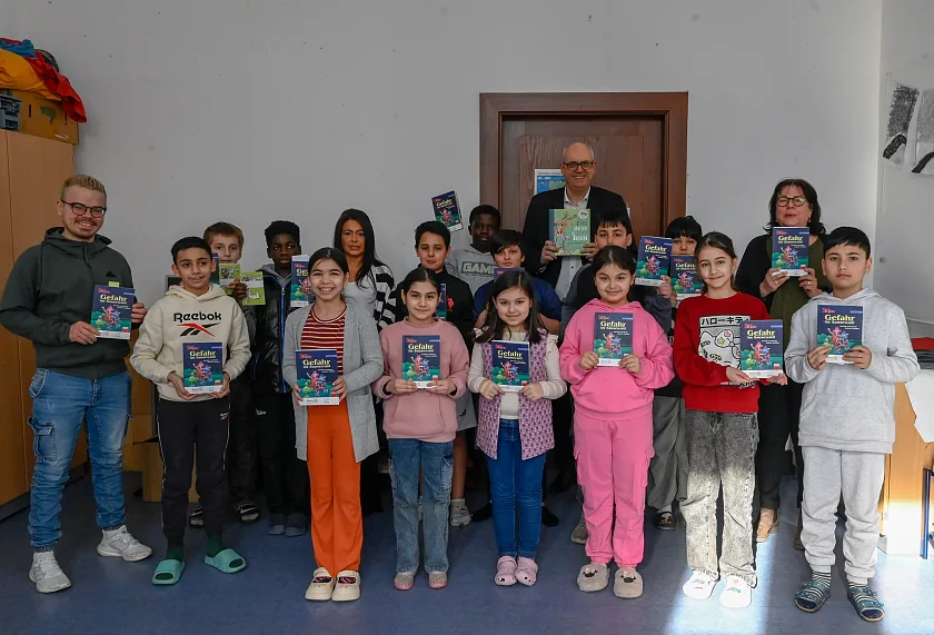 Bürgermeister Andreas Bovenschulte und die 4c der Ganztagsgrundschule Fischerhuder Straße.