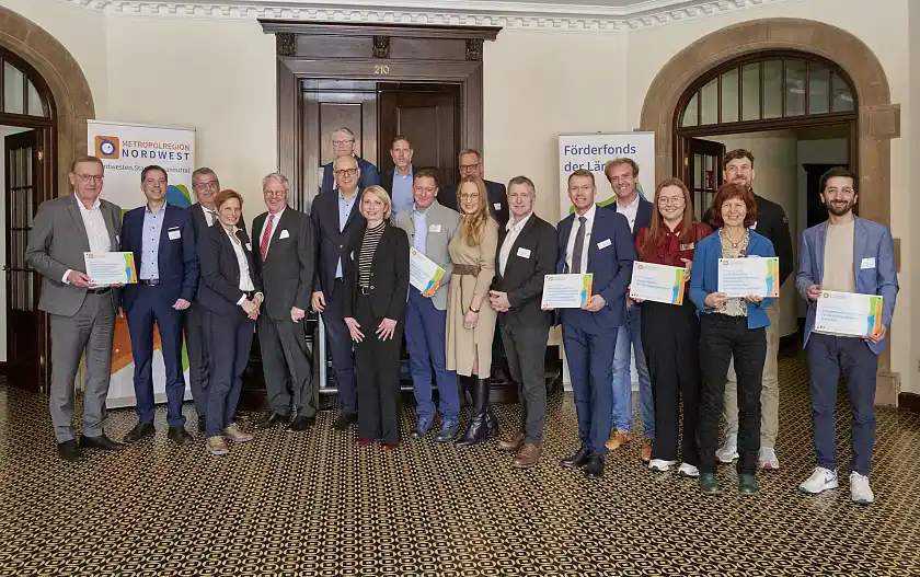 Die Initiatorinnen und Initiatoren der sechs geförderten Projekte präsentierten ihre Vorhaben im Bremer Rathaus. Foto: Bernd Kusber