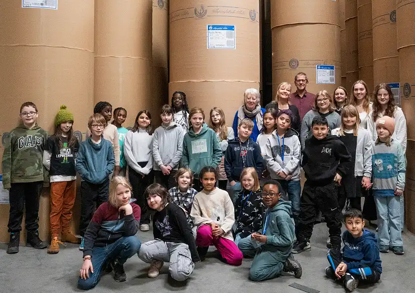 Die Schulredaktionen vor den großen Papierrollen im Druckzentrum der Nordseezeitung. 