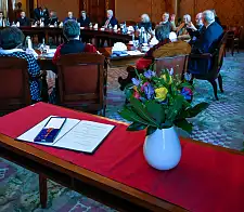 Das Bundesverdienstkreuz und die Urkunde für Heide-Marie Härtel. Foto: Senatspressestelle