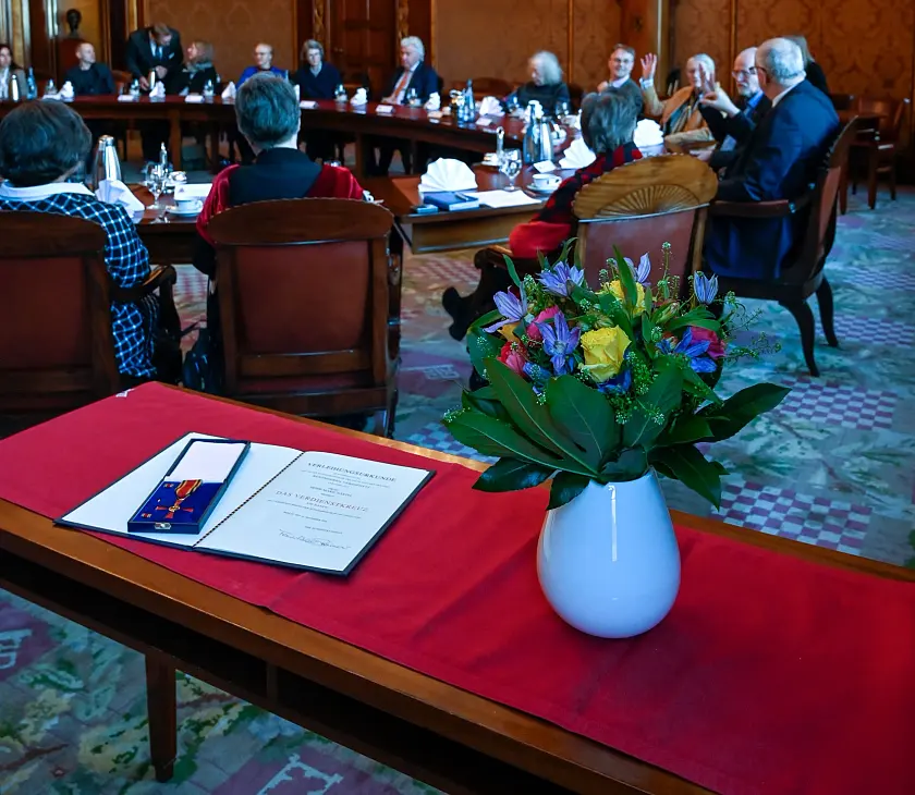 Das Bundesverdienstkreuz und die Urkunde für Heide-Marie Härtel. Foto: Senatspressestelle