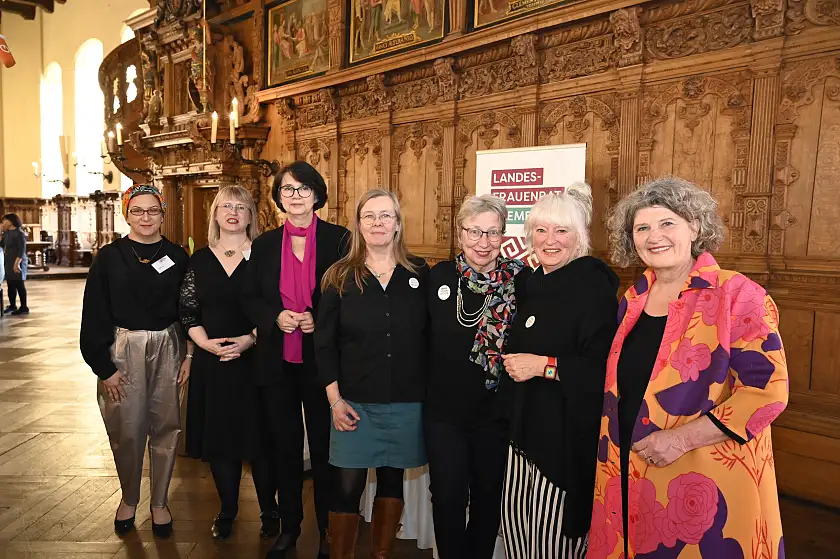 Bei der Preisverleihung (von links nach rechts): Rania Enan (Beisitzerin Landesfrauenrat Bremen), Antje Jess (1. Vorsitzende Landesfrauenrat Bremen), Senatorin Claudia Bernhard, Andrea Türk (Omas gegen Rechts, Ortsgruppe Bremerhaven), Renate Witzel-Diekmann (Omas gegen Rechts, Ortsgruppe Bremen), Ruth Johann (Omas Gegen Rechts, Ortsgruppe Bremen-Nord) und die Landesfrauenbeauftragte Bettina Wilhelm. 