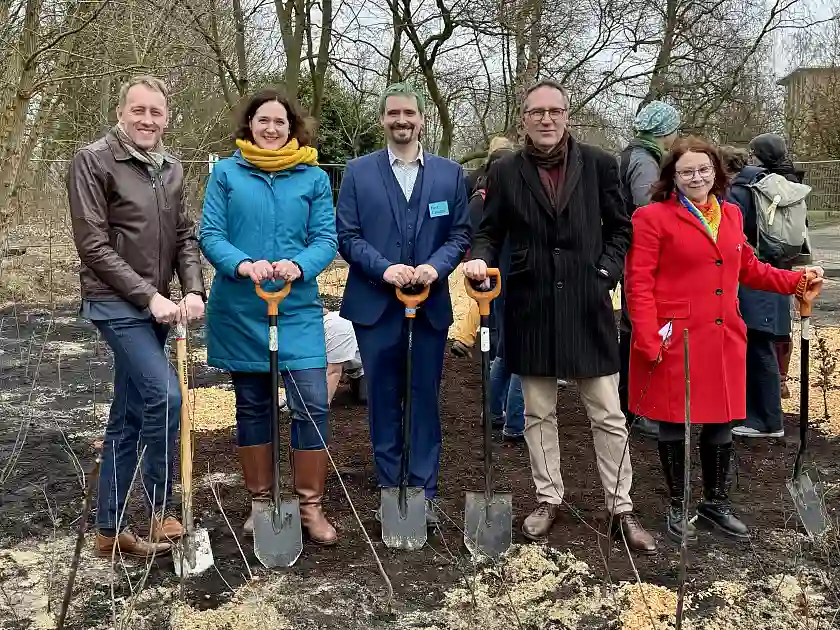 Pflanzten gemeinsam mit den Kindern und Jugendlichen der Gaußschule II in Bremerhaven klimaresiliente Bäumchen und Sträucher (von links): Prof. Dr. Hauke Hilz (Schuldezernent Bremerhaven), Kathrin Moosdorf (Senatorin für Umwelt, Klima und Wissenschaft), Manuel Casielles Prida (stellvertretender Schulleiter Gaußschule II), Sascha Müller-Kraenner (Bundesgeschäftsführer Deutsche Umwelthilfe) und Mandy Kathe-Heppner (Gartenbaudezernentin).
